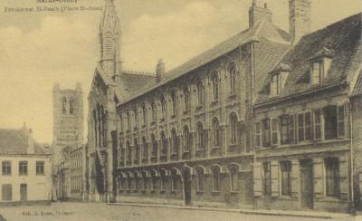 Le pensionnat St Denis,occupe les bâtiments de l'ancien couvent des Carmes, on aperçoit dans le fond la tour St Bertin.